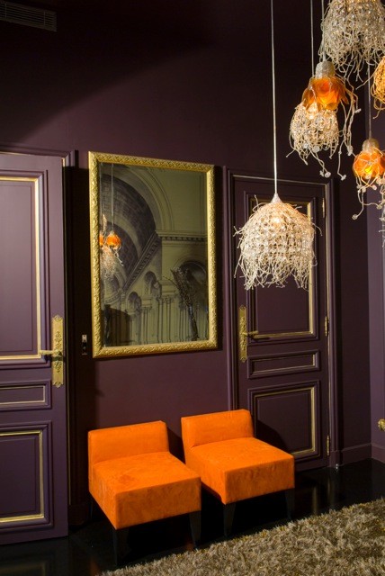パリにあるラグジュアリーな巨大なトランジショナルスタイルのおしゃれなLDK (紫の壁) の写真