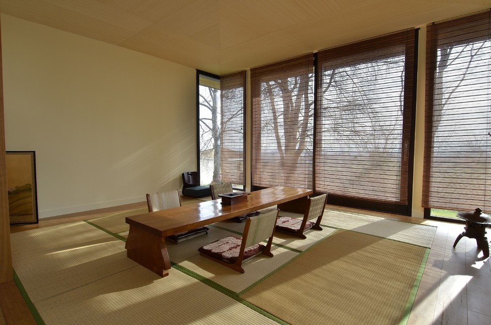Foto di una grande sala da pranzo etnica con pavimento in tatami