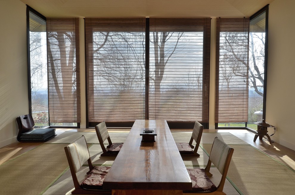 Aménagement d'une très grand salle à manger asiatique fermée avec un sol de tatami, un mur beige et un sol beige.