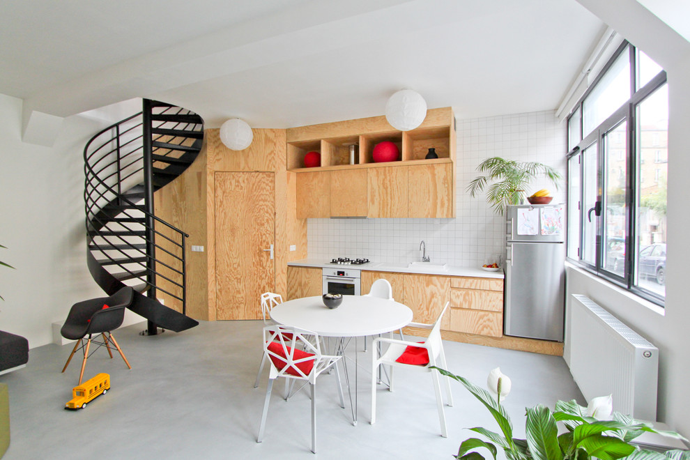 Идея дизайна: кухня-столовая среднего размера в стиле фьюжн с белыми стенами и бетонным полом без камина