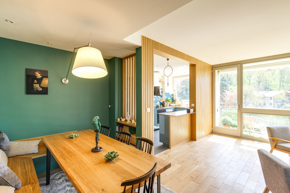 Aménagement d'une salle à manger contemporaine.