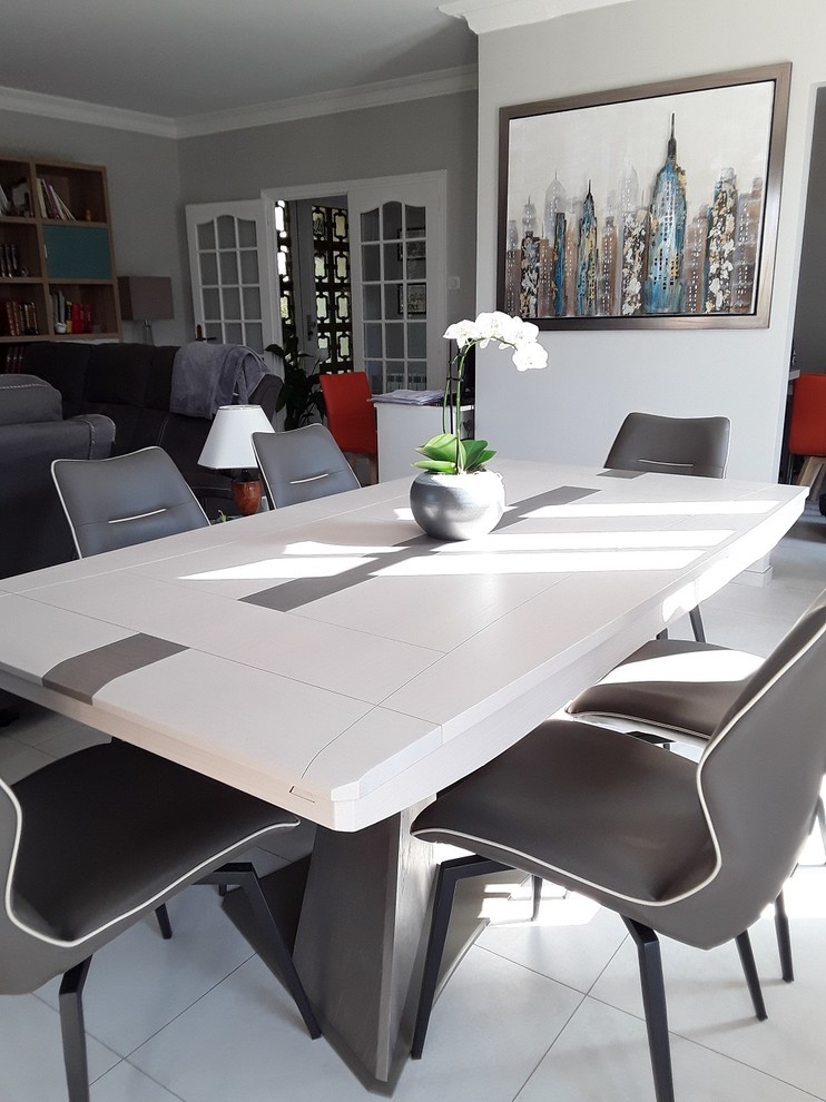 Design ideas for a contemporary dining room in Lyon.
