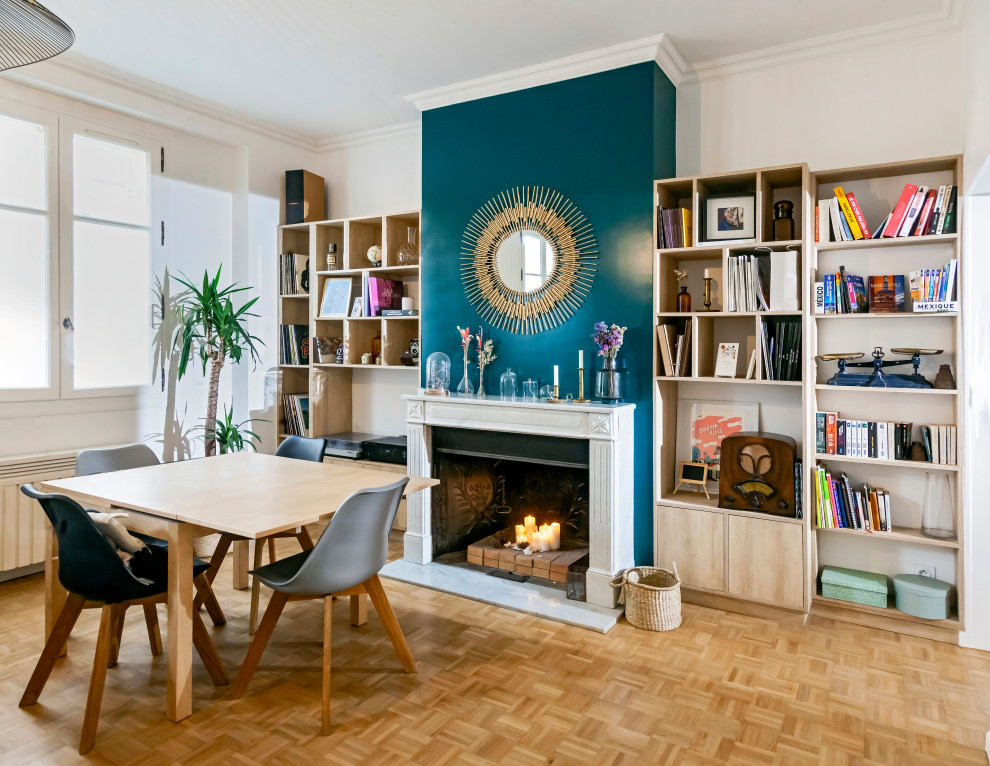Inspiration pour une salle à manger design avec un mur blanc, un sol en bois brun, une cheminée standard et un sol marron.