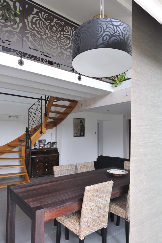 Источник вдохновения для домашнего уюта: большая гостиная-столовая в современном стиле с белыми стенами, полом из керамической плитки и серым полом без камина