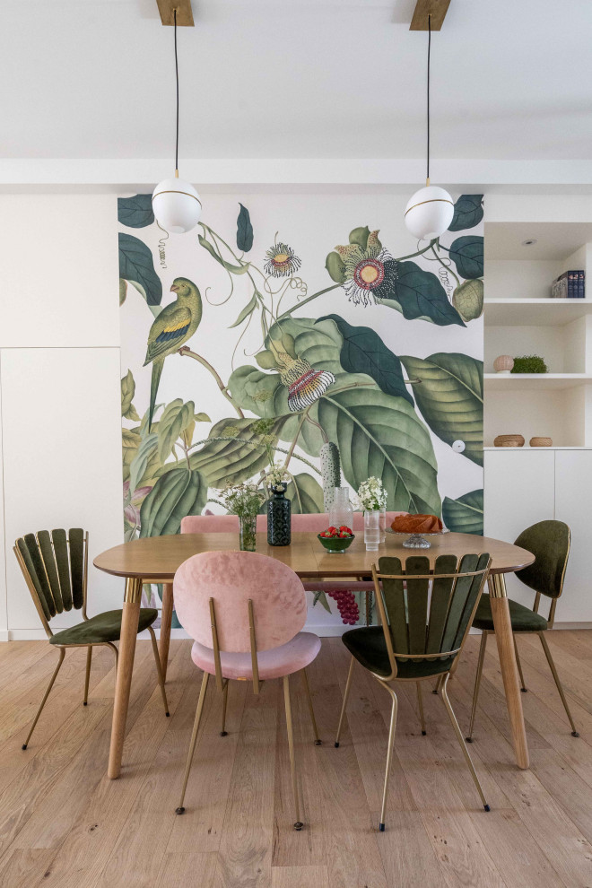 Immagine di una sala da pranzo tropicale con pareti multicolore, parquet chiaro e nessun camino