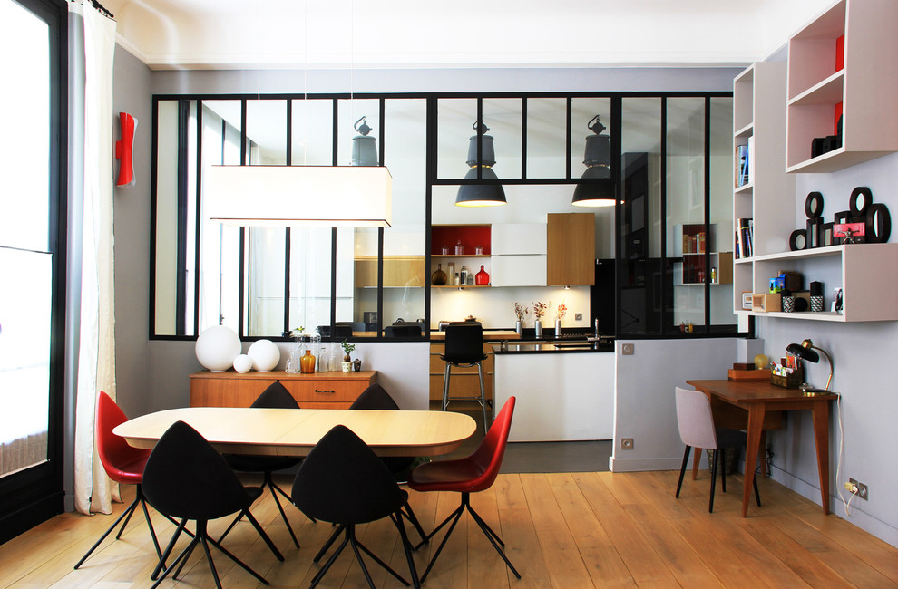 Ispirazione per una grande sala da pranzo aperta verso il soggiorno minimal con pareti blu e parquet chiaro