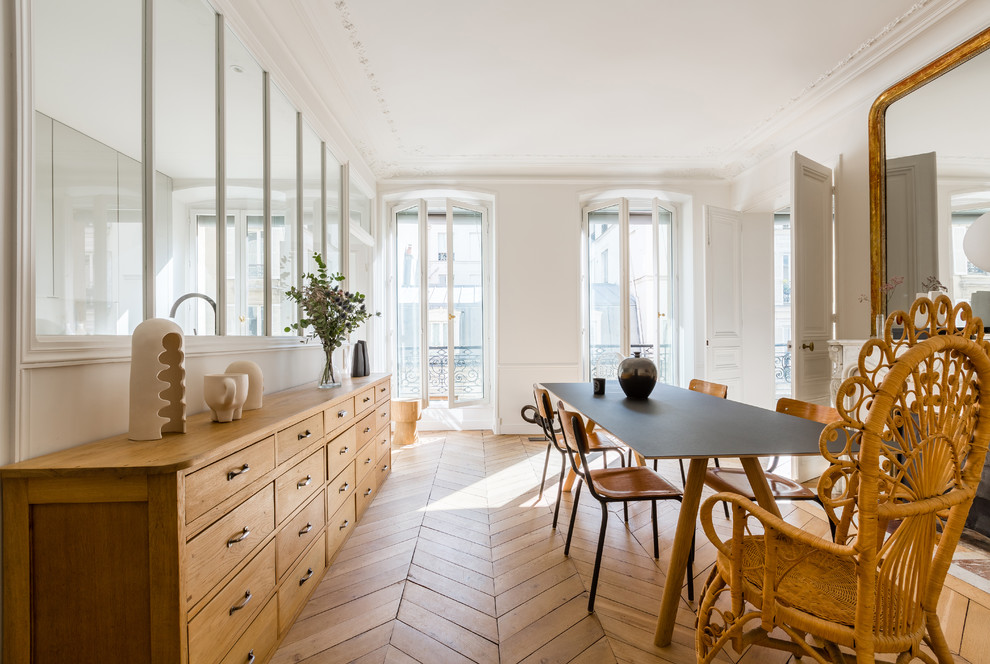 Immagine di una sala da pranzo minimal con pareti bianche, pavimento in legno massello medio e pavimento marrone