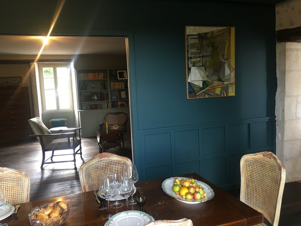 Источник вдохновения для домашнего уюта: огромная отдельная столовая в стиле кантри с синими стенами, темным паркетным полом, коричневым полом, многоуровневым потолком и панелями на стенах без камина