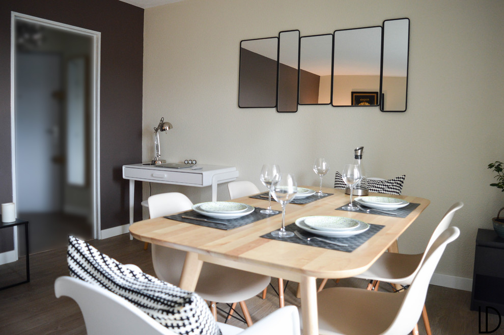 Exemple d'une petite salle à manger scandinave avec un mur beige et parquet clair.