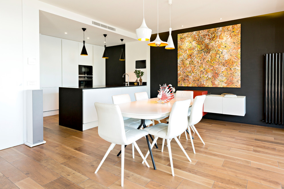 На фото: большая кухня-столовая в современном стиле с черными стенами, полом из керамической плитки и коричневым полом