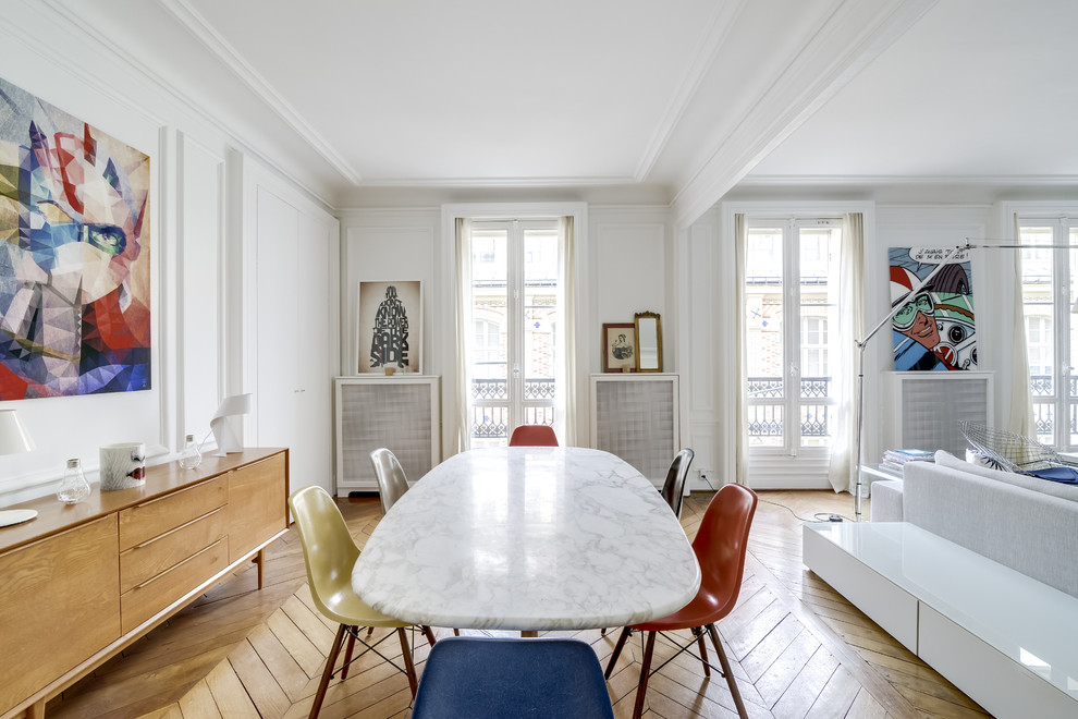 Aménagement d'une grande salle à manger contemporaine avec un mur blanc, parquet clair, un sol beige et éclairage.