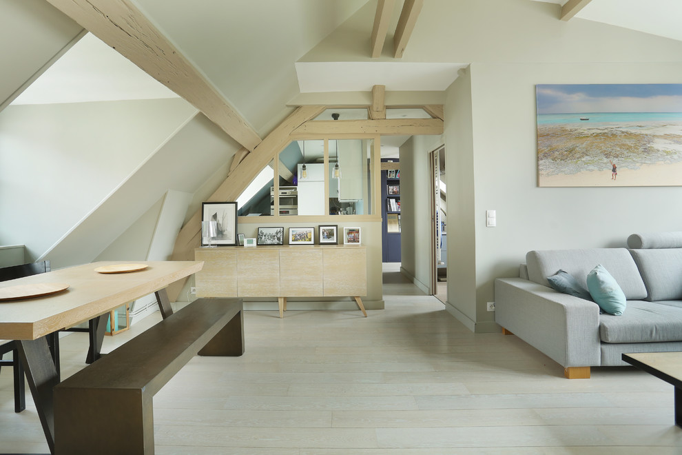 Стильный дизайн: маленькая столовая в скандинавском стиле с серыми стенами, светлым паркетным полом и белым полом для на участке и в саду - последний тренд