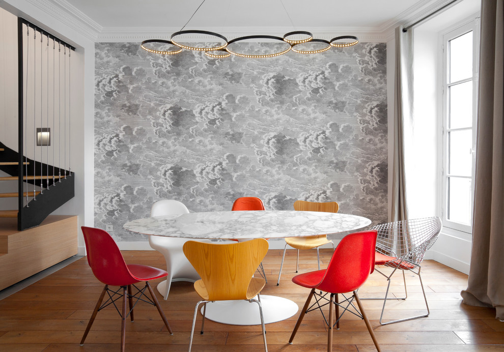 Diseño de comedor actual con paredes grises