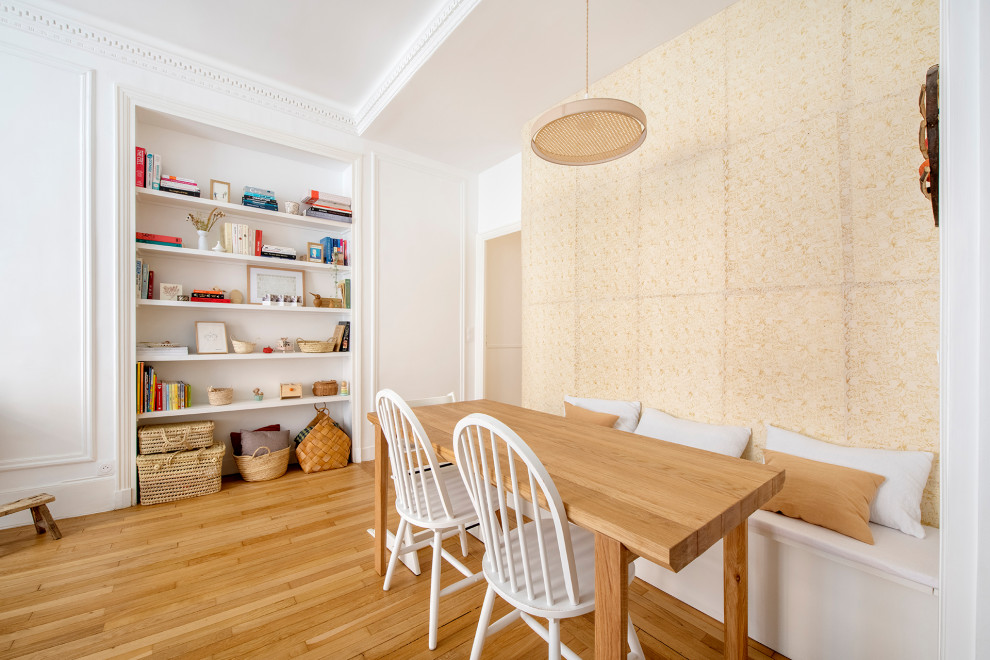 Immagine di una sala da pranzo aperta verso il soggiorno minimal di medie dimensioni con pareti bianche, parquet chiaro, nessun camino, pavimento beige e carta da parati