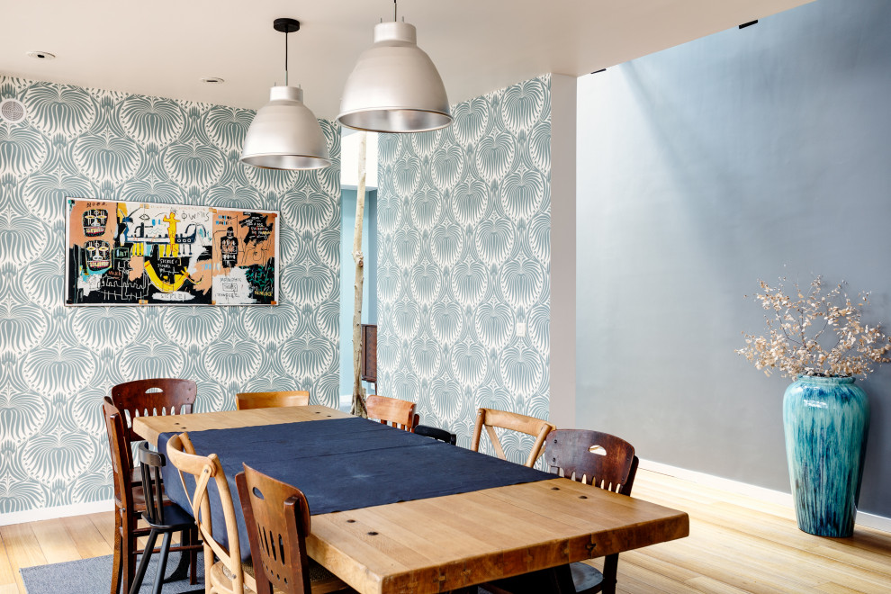 Foto di una sala da pranzo design di medie dimensioni con pareti multicolore, pavimento beige e carta da parati