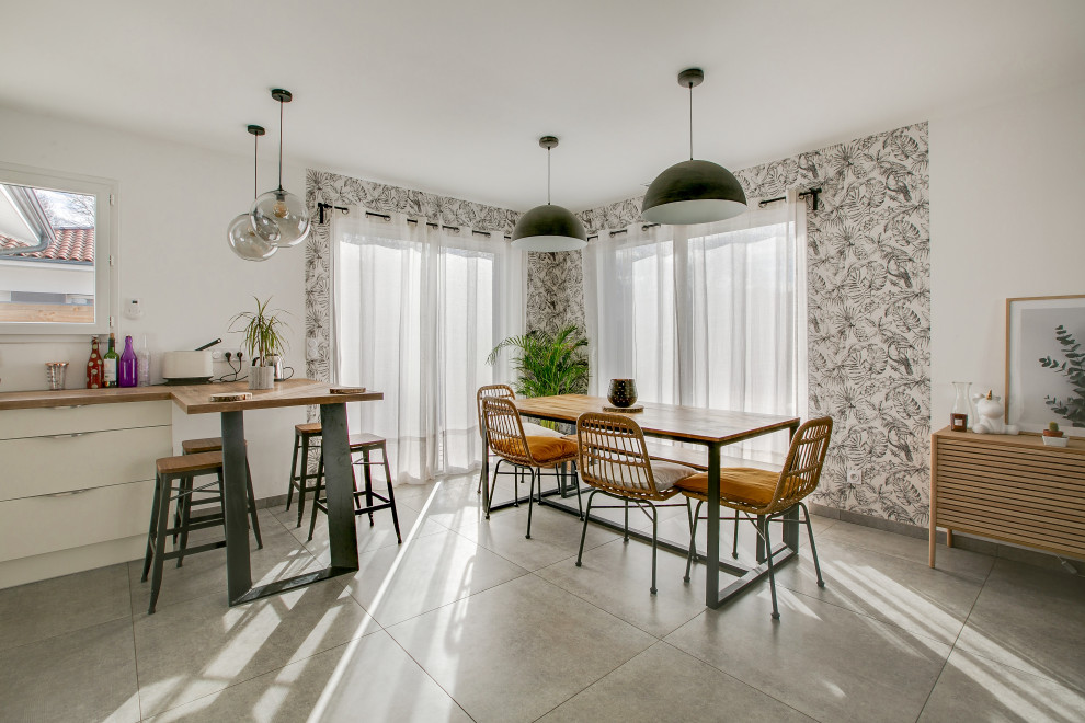 Идея дизайна: гостиная-столовая среднего размера в современном стиле с белыми стенами, полом из керамической плитки и серым полом без камина
