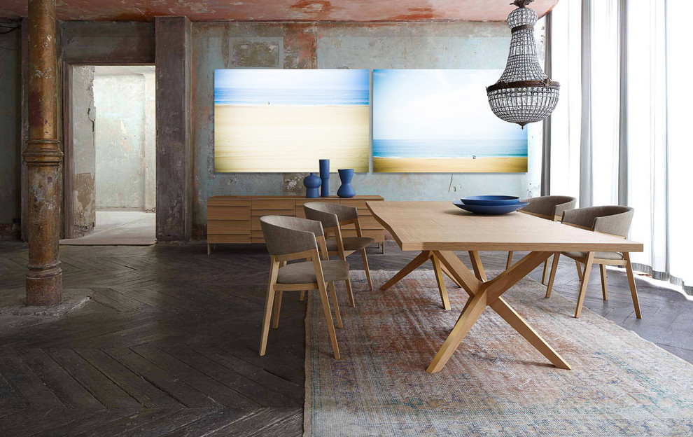 Exemple d'une grande salle à manger ouverte sur le salon tendance avec un sol en bois brun et un mur gris.