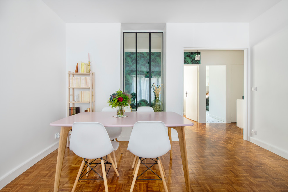 Свежая идея для дизайна: гостиная-столовая среднего размера в стиле модернизм с белыми стенами, паркетным полом среднего тона и коричневым полом без камина - отличное фото интерьера