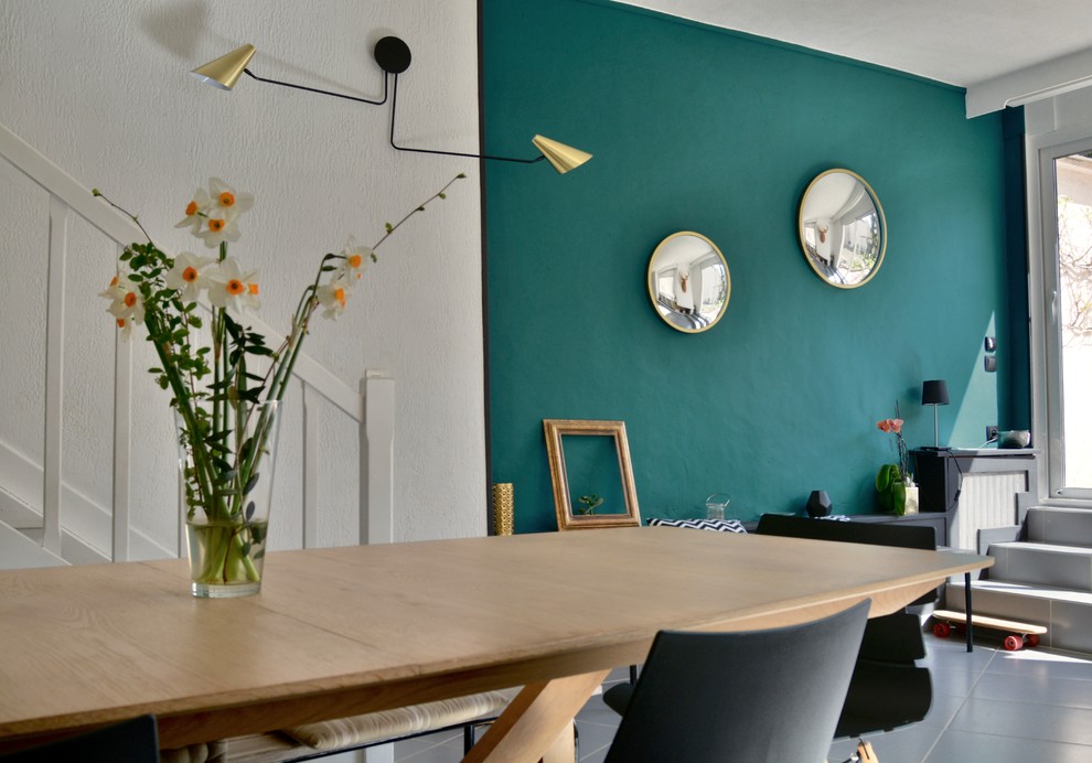 Idées déco pour une salle à manger industrielle de taille moyenne avec un mur bleu, un sol en carrelage de céramique et un sol gris.