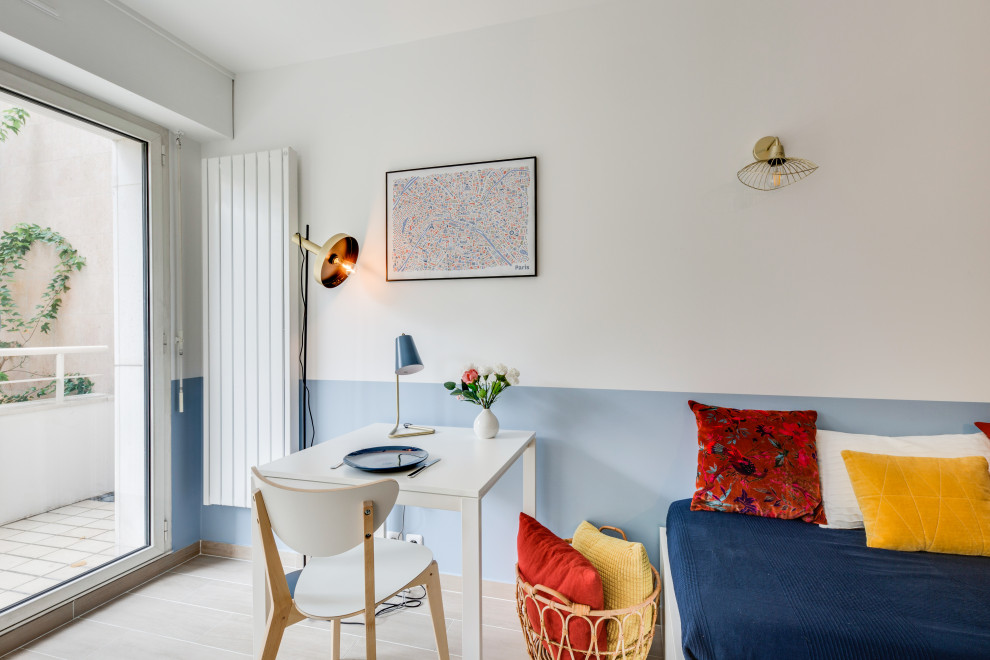 Ispirazione per una piccola sala da pranzo nordica con pareti blu e parquet chiaro