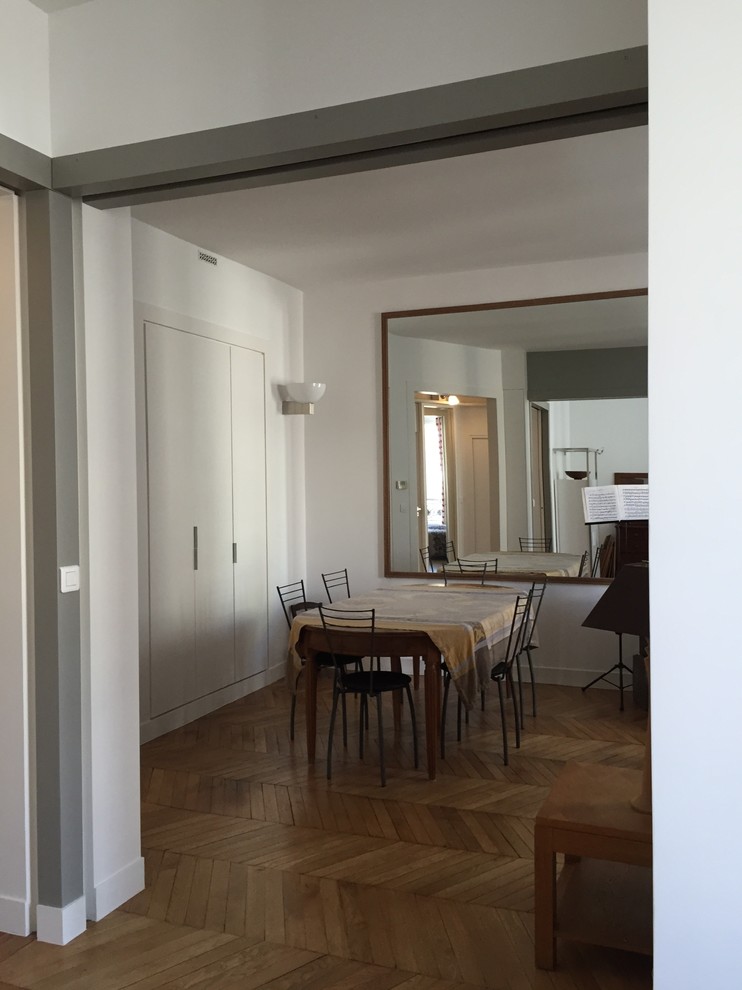 Offenes, Mittelgroßes Modernes Esszimmer ohne Kamin mit weißer Wandfarbe, hellem Holzboden und beigem Boden in Paris