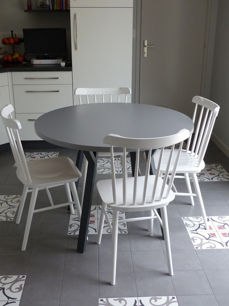 Exemple d'une salle à manger ouverte sur la cuisine tendance de taille moyenne avec un mur gris.