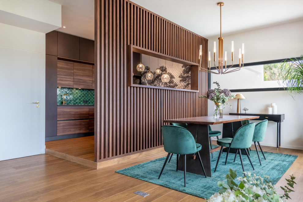 Идея дизайна: гостиная-столовая в современном стиле с белыми стенами, паркетным полом среднего тона, коричневым полом и деревянными стенами