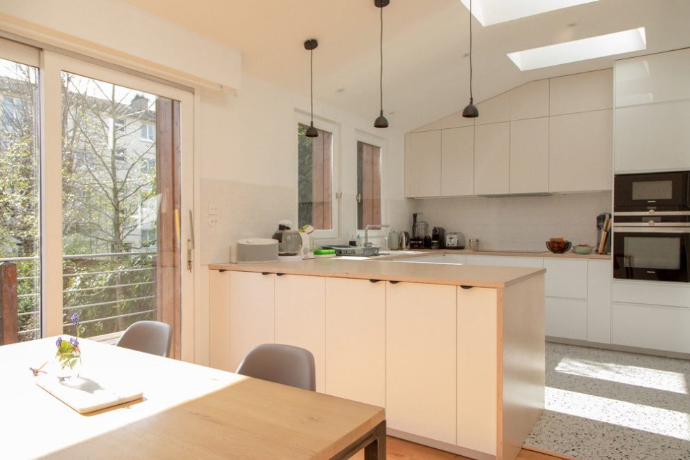 Пример оригинального дизайна: кухня-столовая среднего размера в стиле модернизм с бежевыми стенами, светлым паркетным полом, бежевым полом и обоями на стенах без камина