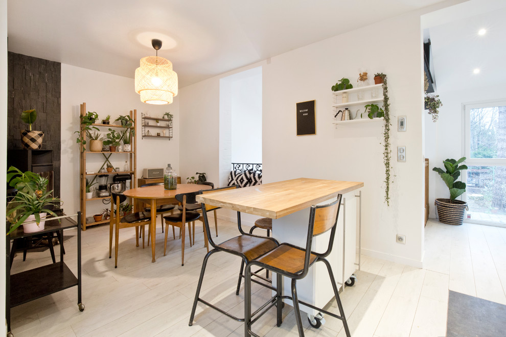 Idee per una piccola sala da pranzo aperta verso il soggiorno scandinava con pareti bianche, parquet chiaro e nessun camino