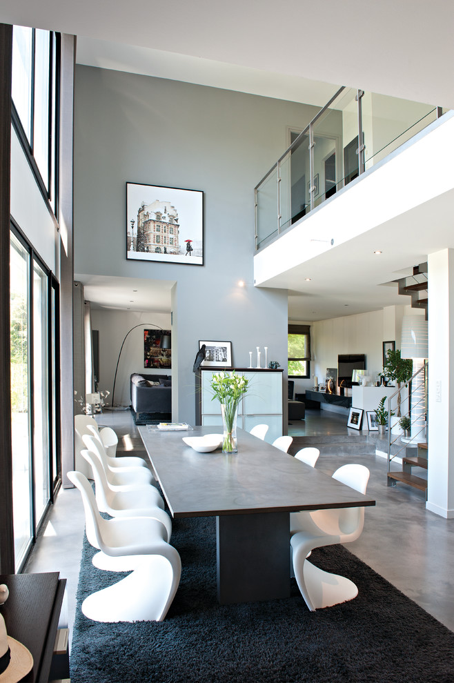 This is an example of a contemporary dining room in Rennes.