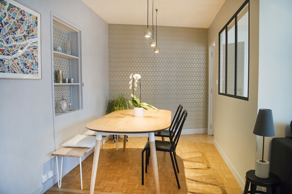 Idées déco pour une salle à manger contemporaine fermée avec un mur gris, parquet clair, un sol beige et éclairage.
