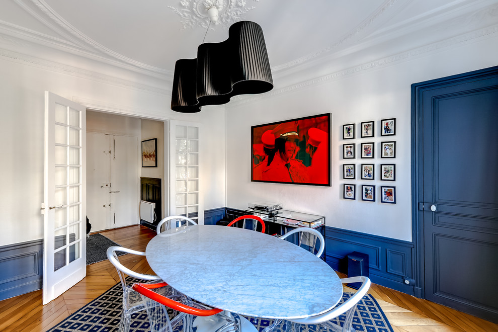 Offenes, Mittelgroßes Modernes Esszimmer ohne Kamin mit blauer Wandfarbe, hellem Holzboden und beigem Boden in Paris