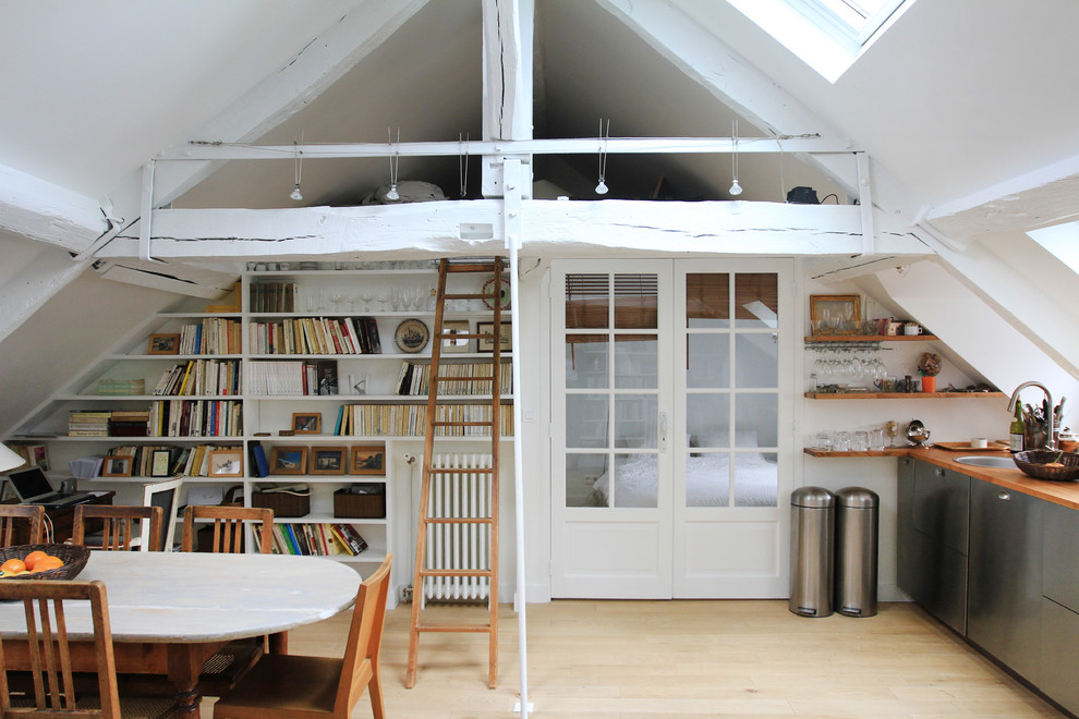 Cette photo montre une petite salle à manger ouverte sur le salon scandinave avec un mur blanc et parquet clair.