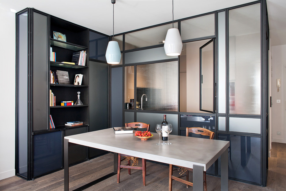 Mittelgroßes Modernes Esszimmer ohne Kamin mit braunem Holzboden in Paris