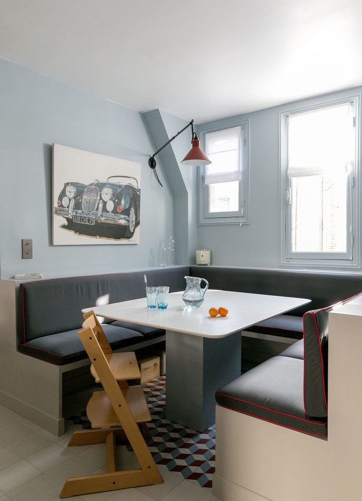 Ispirazione per una sala da pranzo design con pareti blu