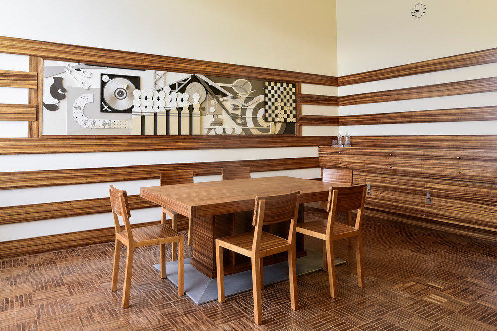 Exemple d'une salle à manger tendance de taille moyenne avec un mur blanc et un sol en bois brun.