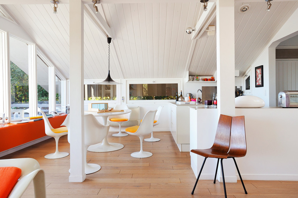 Inspiration för ett mellanstort funkis kök med matplats, med vita väggar och mellanmörkt trägolv