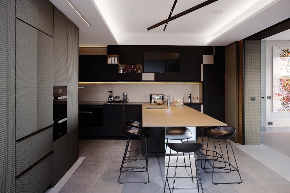 Idee per una grande sala da pranzo aperta verso la cucina contemporanea con pavimento grigio