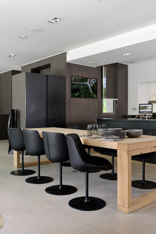 Cette photo montre une grande salle à manger ouverte sur le salon tendance avec un mur marron.