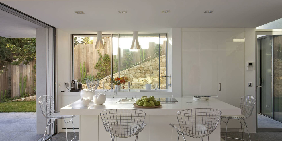 Aménagement d'une grande salle à manger ouverte sur le salon contemporaine avec un mur blanc.