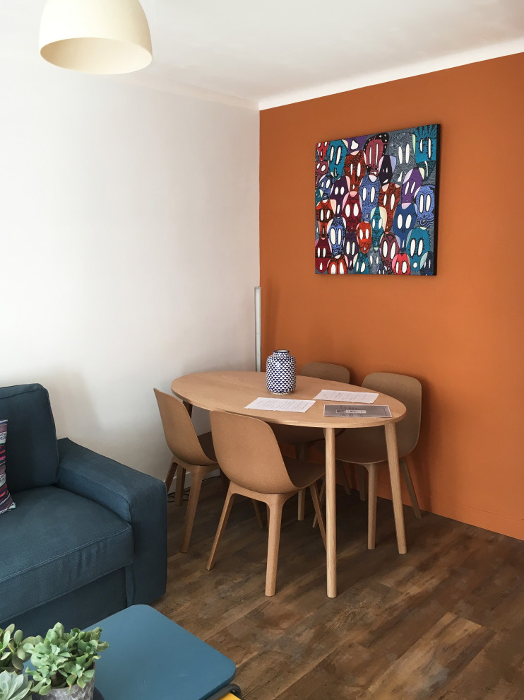 Idéer för små funkis matplatser, med orange väggar, laminatgolv och brunt golv