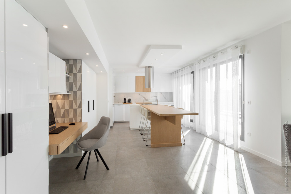 На фото: кухня-столовая среднего размера в современном стиле с белыми стенами, полом из керамической плитки и серым полом с