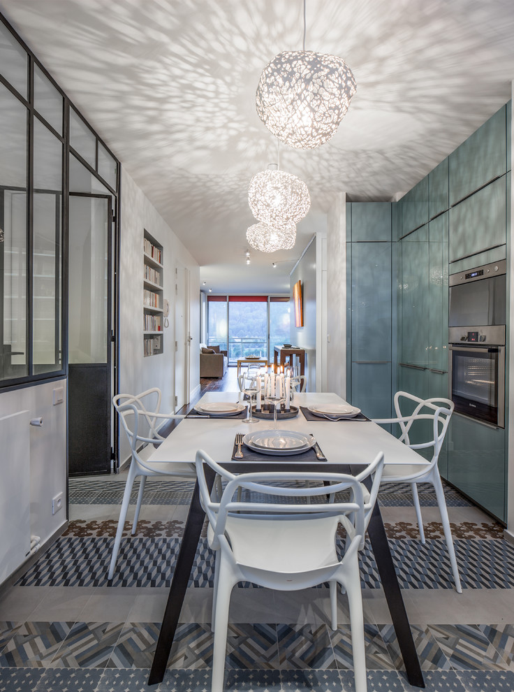 Cette photo montre une salle à manger ouverte sur la cuisine tendance de taille moyenne avec un mur blanc et aucune cheminée.