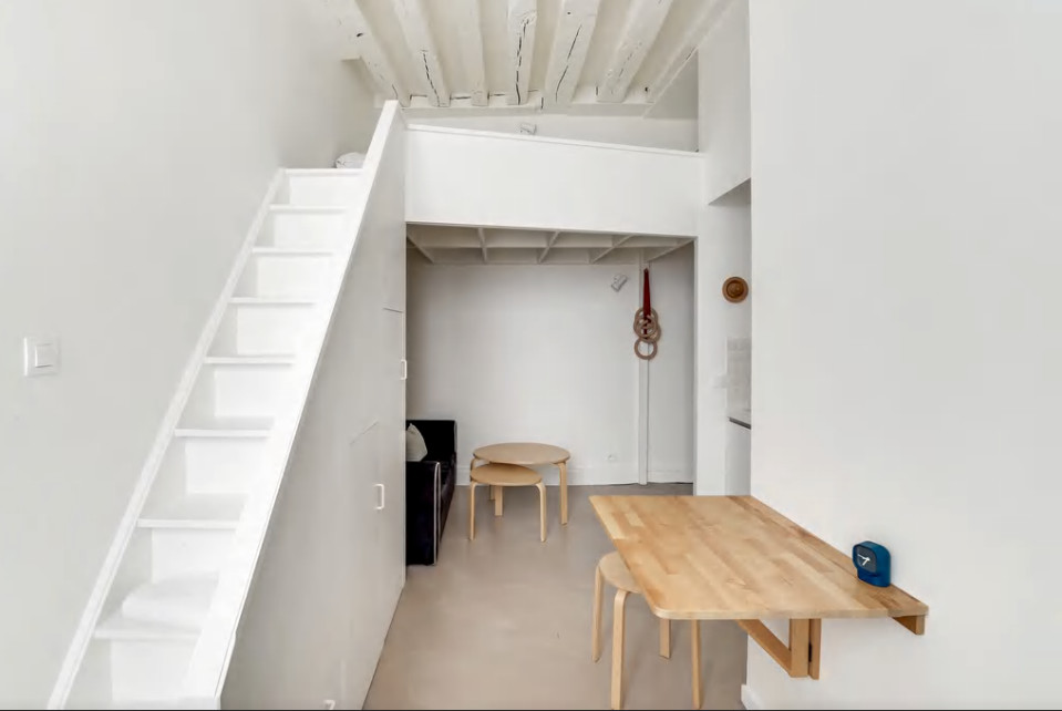 Идея дизайна: маленькая кухня-столовая в морском стиле с белыми стенами, бетонным полом и бежевым полом для на участке и в саду