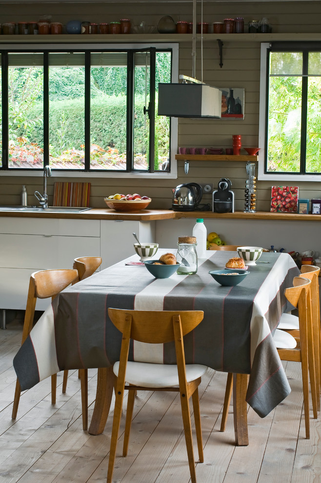 Exempel på ett mellanstort lantligt kök med matplats, med grå väggar och ljust trägolv