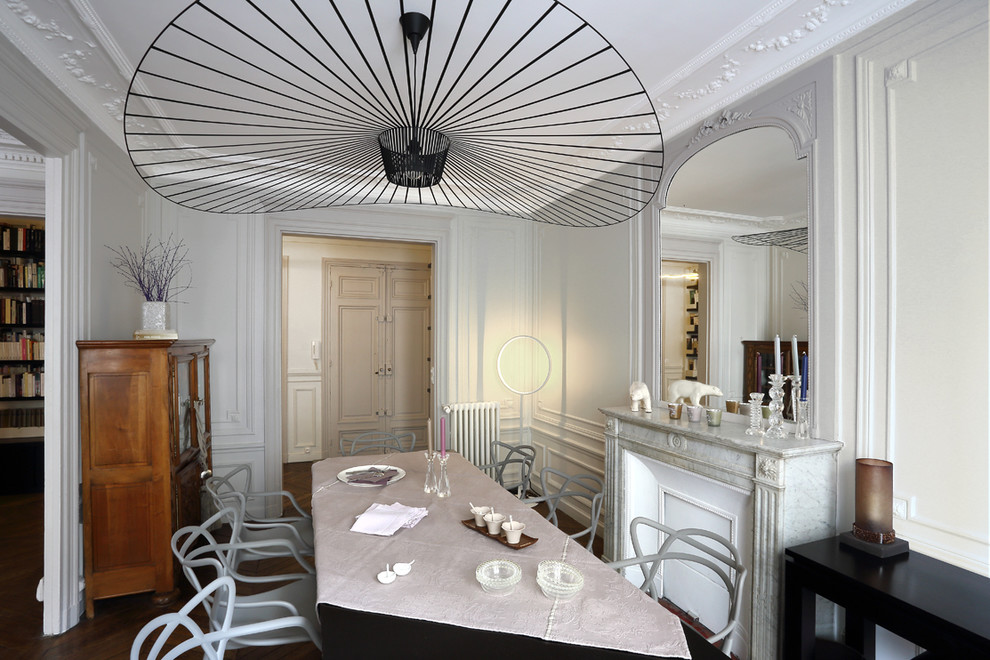 На фото: отдельная столовая среднего размера в стиле неоклассика (современная классика) с серыми стенами с