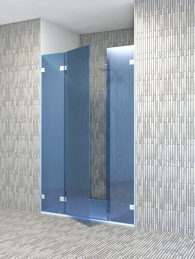 Foto på ett mellanstort funkis badrum med dusch, med en dusch i en alkov och bambugolv