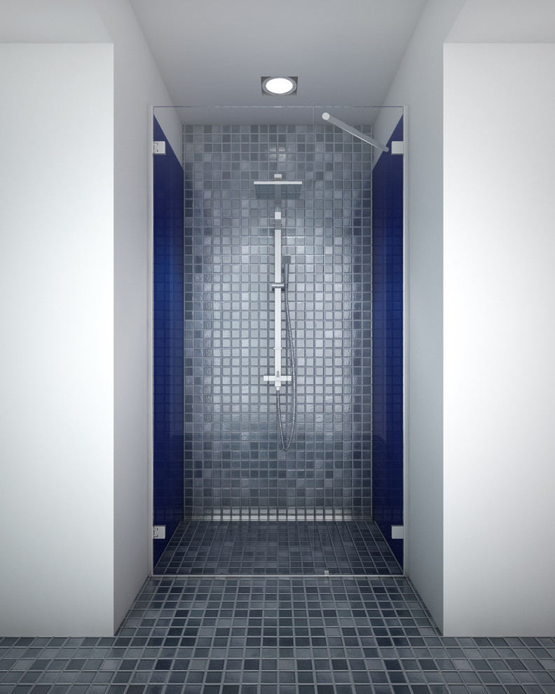 Exempel på ett mellanstort modernt badrum med dusch, med en dusch i en alkov och mosaikgolv