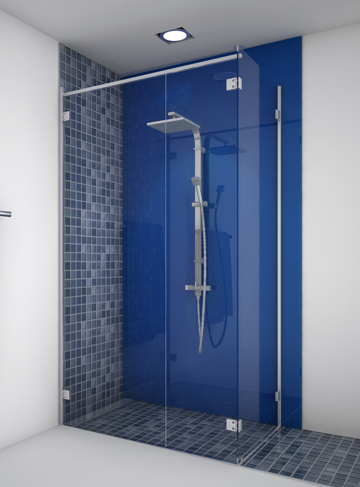 Ispirazione per una stanza da bagno con doccia design di medie dimensioni con doccia alcova e pavimento con piastrelle a mosaico