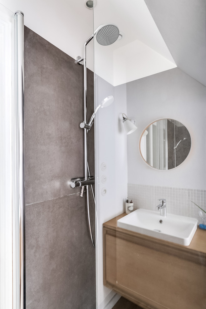 Inspiration pour une petite salle de bain design en bois clair avec un carrelage gris, des carreaux de céramique, un mur blanc, parquet clair, une vasque et un placard à porte plane.
